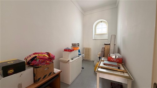 Villa a Pochi Passi, Completa di Tutti i Servizi. Buono Stato.